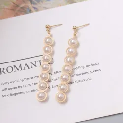 Boucles d'oreilles longues dorées élégantes - métal géométrique avec perles