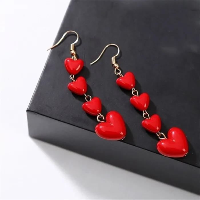 AretesPendientes largos con corazones rojos