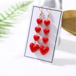 Boucles d'oreilles longues avec coeurs rouges
