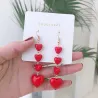 AretesPendientes largos con corazones rojos