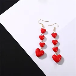 Boucles d'oreilles longues avec coeurs rouges