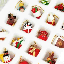 Świąteczny kalendarz adwentowy - z wiszącymi ozdobami choinkowymi - 24 sztukiŚwięta Bożego Narodzenia