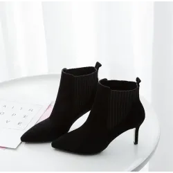 Stiefeletten mit Absatz - elastische Schlupfschuhe - spitzer Zeh