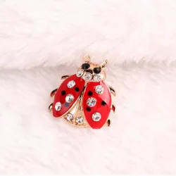 Marihønebrosje med rhinestones