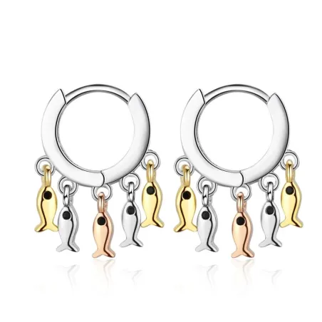 Petites boucles d'oreilles rondes argentées - poissons pendants