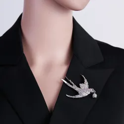 Farverig rhinstensfugl - vintage broche