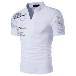 Modna koszulka z krótkim rękawem - stójka otwarty kołnierz - drukowane rękawyT-shirt