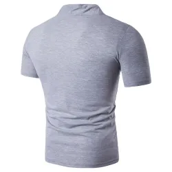 Trendig kortärmad t-shirt - stå-upp öppen krage - tryckta ärmar