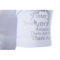 Modna koszulka z krótkim rękawem - stójka otwarty kołnierz - drukowane rękawyT-shirt
