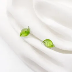 AretesPendientes pequeños de hoja verde - baño de plata