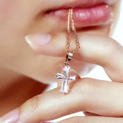 Kristallkorsformad hängsmycke - med halsband