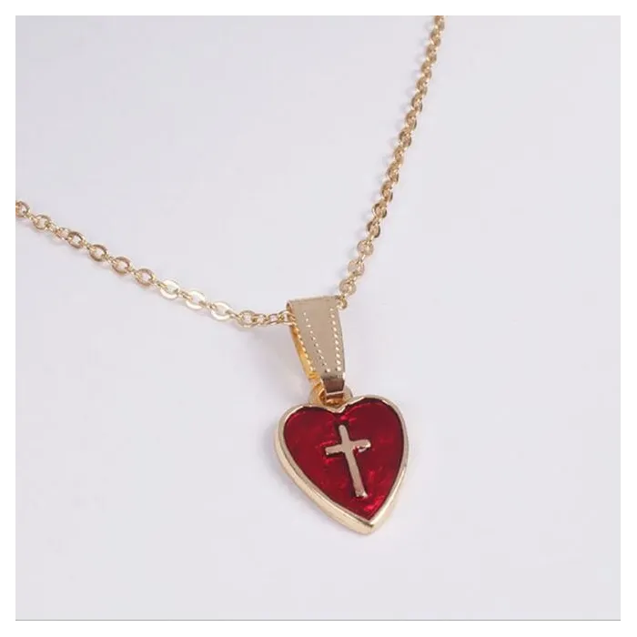 Rødt hjerteformet anheng med kors - med halskjede
