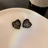 Svarte øredobber i hjerteform - med krystaller