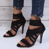 High-Heel-Pumps mit gekreuzten Streifen - knöchellang - Reißverschluss hinten