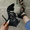 High-Heel-Pumps mit gekreuzten Streifen - knöchellang - Reißverschluss hinten
