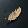 Broche plume dorée - avec cristaux