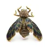 Kristallikultainen cicada - tyylikäs rintakoru