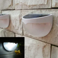 Aurinkoenergialla toimiva puutarhaseinävalaisin - vedenpitävä - 6 LED
