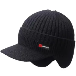 Warme Winter-Strickmütze - mit Schirm / Ohrenschutz