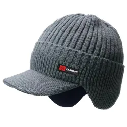Warme Winter-Strickmütze - mit Schirm / Ohrenschutz