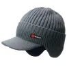 Warme Winter-Strickmütze - mit Schirm / Ohrenschutz