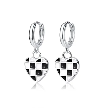 Brincos redondos com coração xadrez pendurado