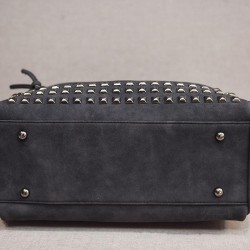 Vintage nubuck läderväska med nitar / päls pom pom