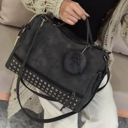 Vintage nubuck skinnveske med nagler / pels pom pom
