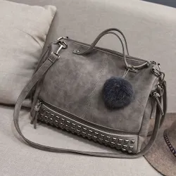 Vintage nubuck skinnveske med nagler / pels pom pom