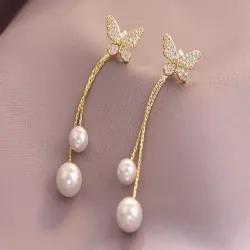 Lange goldene Ohrringe - Schmetterling / Perlen