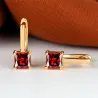 Elegante gulløreringer - med firkantet zirkon