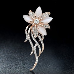 Fleur en cristal d'opale - broche élégante