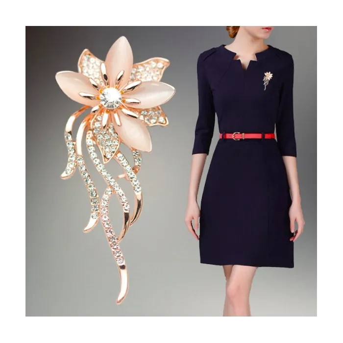 Fleur en cristal d'opale - broche élégante