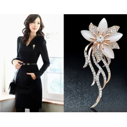 Fleur en cristal d'opale - broche élégante