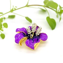 Fioletowy kwiatek z kryształkami - broszka szpilkowaBroszki