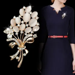 Opalblüte mit Kristallen - Brosche