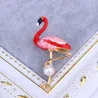Rød flamingo med perle - brosje