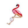Punainen flamingo helmillä - rintakoru