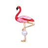 Punainen flamingo helmillä - rintakoru