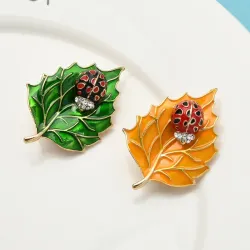 Broche avec scarabée et feuille