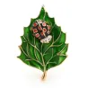Broche med bille og blad