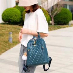 MochilasMochila de piel - con tachuelas decorativas - gran capacidad