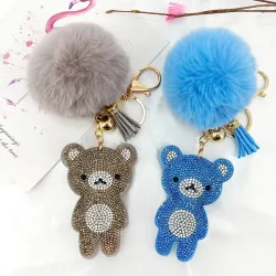 Ursinho de cristal com pompom de pelo - chaveiro
