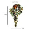 Broche elegante com flores de cristal