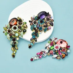 Elegante Brosche mit Kristallblumen