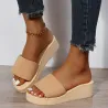 Gestrickte Pantoffeln mit Keilabsatz - Sandalen
