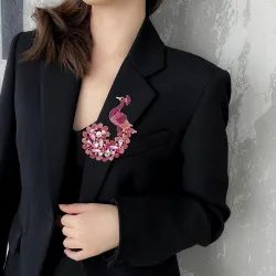 broche de pavão de cristal