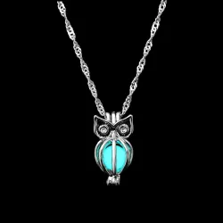 Silverhalsband med fluorescerande uggla