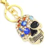 Kultainen avaimenperä kristallikallolla