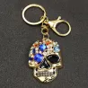 Porte-clés doré avec tête de mort en cristal